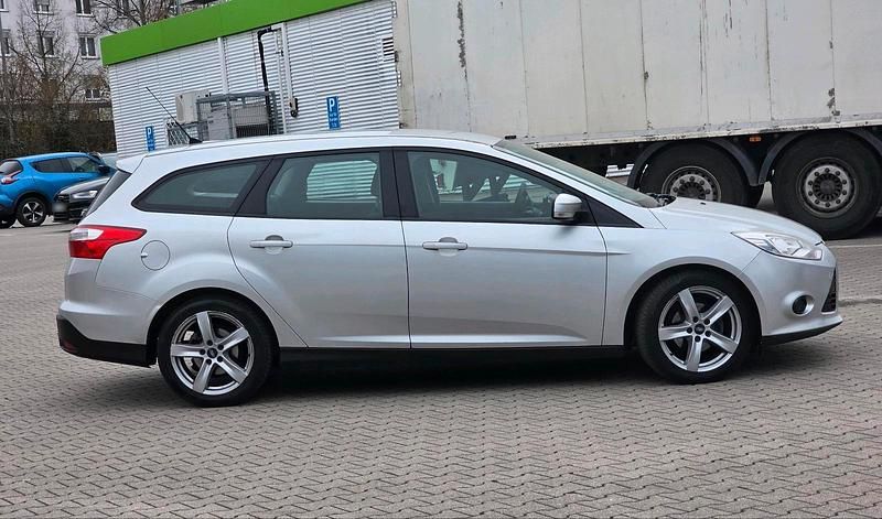 Usata Ford Focus 105 CV (77 kW) 2013 Grigio Station wagon