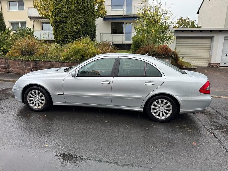 Silber Gebraucht 2006 Mercedes E280 Elegance Limousine | 4.900 € (Fairer Preis) - Bild 1/4