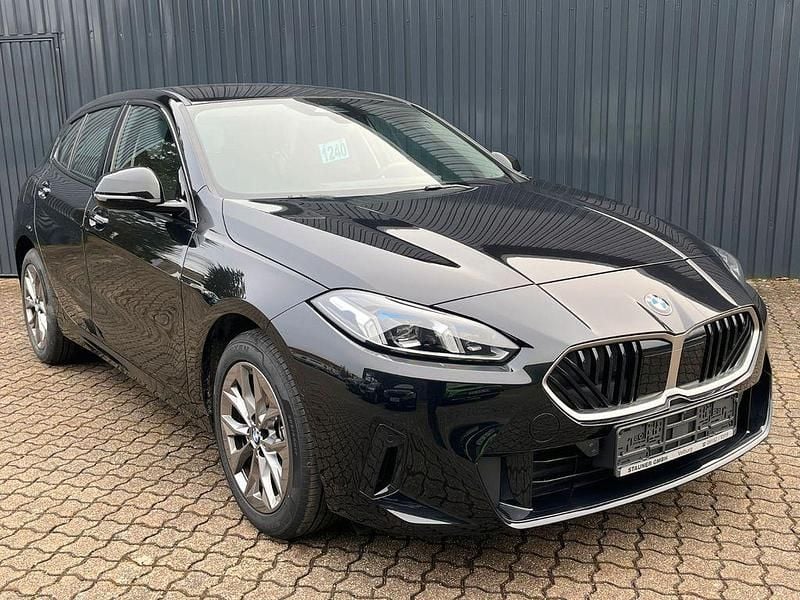 Gebraucht BMW 120 156 PS (114 kW) 2024 Black sapphiremetallic Kleinwagen