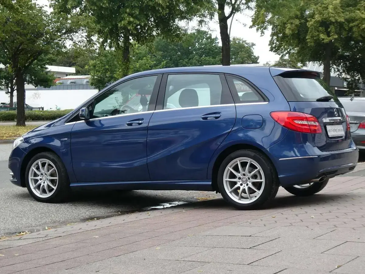 Gebraucht Mercedes B180 AMG Edition 1 122 PS (89 kW) 2013 Blau Kleinwagen