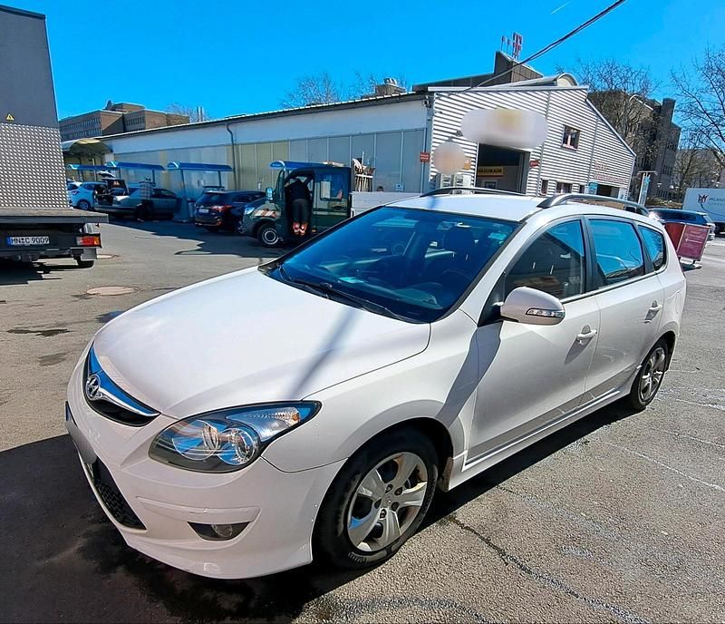 Weiß Gebraucht 2012 Hyundai i30 Kombi | 4.150 € (Fairer Preis) - Bild 1/4