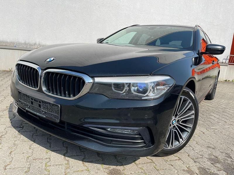 Saphirschwarz Gebraucht 2018 BMW 520 Sport Line Kombi | 18.490 € (Fairer Preis) - Bild 1/4