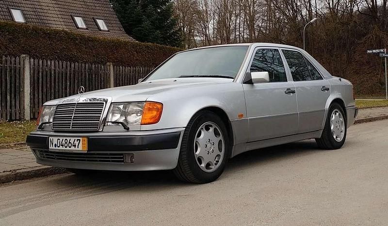 Silber Gebraucht 1993 Mercedes E500 Limousine | 52.900 € - Bild 1/4
