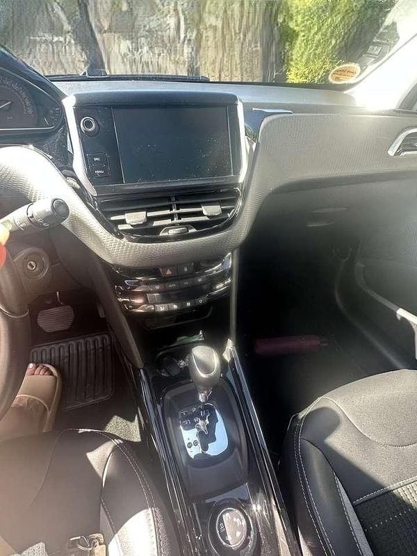 Weiß Gebraucht 2019 Peugeot 2008 SUV | 14.000 € (Guter Preis) - Bild 1/4