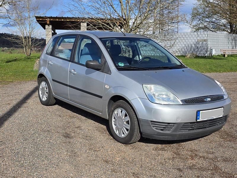 Gebraucht Ford Fiesta 81 PS (59 kW) 2005 Silber Kleinwagen