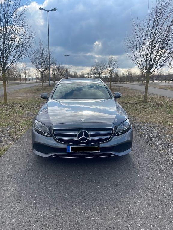 Grau Gebraucht 2017 Mercedes E350 Avantgarde Limousine | 16.250 € (Guter Preis) - Bild 1/4