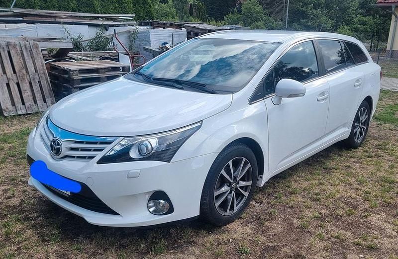 Weiß Gebraucht 2014 Toyota Avensis Edition Kombi | 9.990 € (Fairer Preis) - Bild 1/4