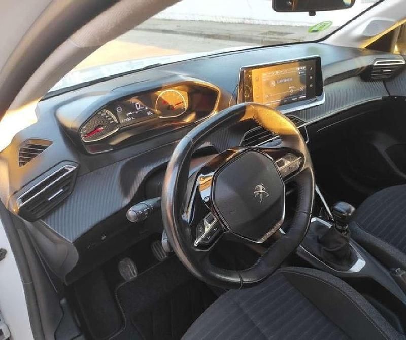 Gebraucht Peugeot 208 Active 102 PS (75 kW) 2022 Weiß Kleinwagen