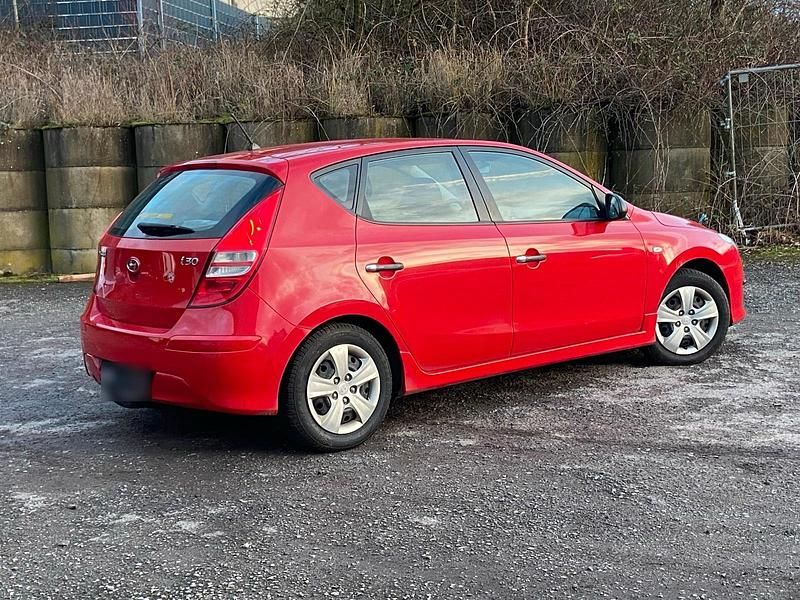 Gebraucht Hyundai i30 109 PS (80 kW) 2010 Rot Kleinwagen