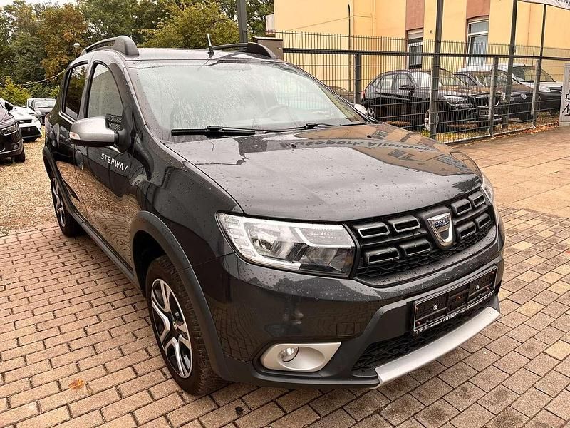 Grau Gebraucht 2019 Dacia Sandero Essentiel Kleinwagen | 7.750 € (Guter Preis) - Bild 1/4