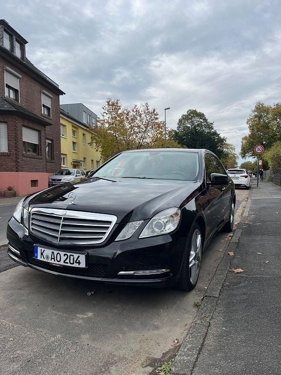 Schwarz Gebraucht 2010 Mercedes E200 Limousine | 9.000 € (Fairer Preis) - Bild 1/4