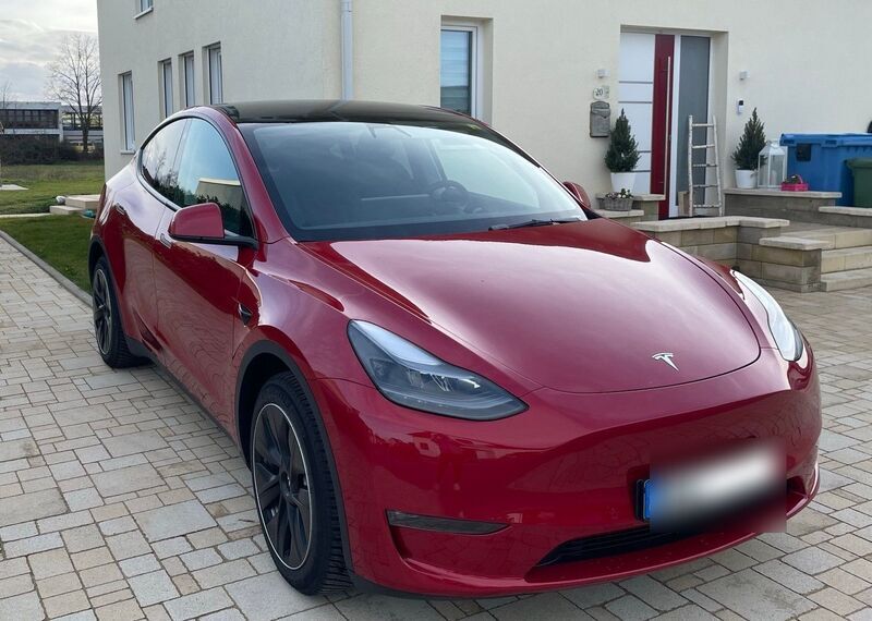 Verkauft Tesla Model Y Long Range Rot ., gebraucht 2022, 9.800 km in  Baden-Württember