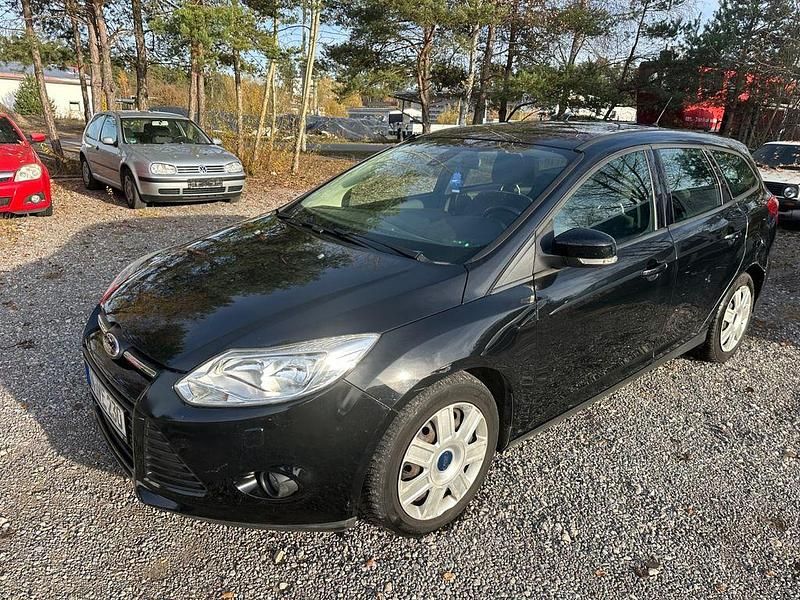 Schwarz Gebraucht 2014 Ford Focus Ambiente Limousine | 1.500 € (Superpreis) - Bild 1/4