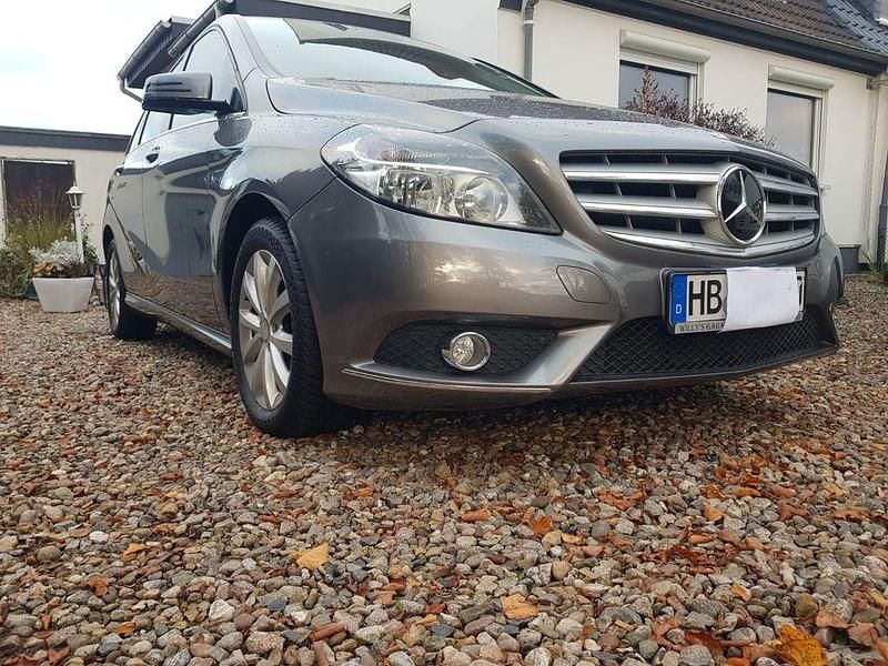 Gebraucht Mercedes B180 122 PS (89 kW) 2013 Grau Van / Kleinbus