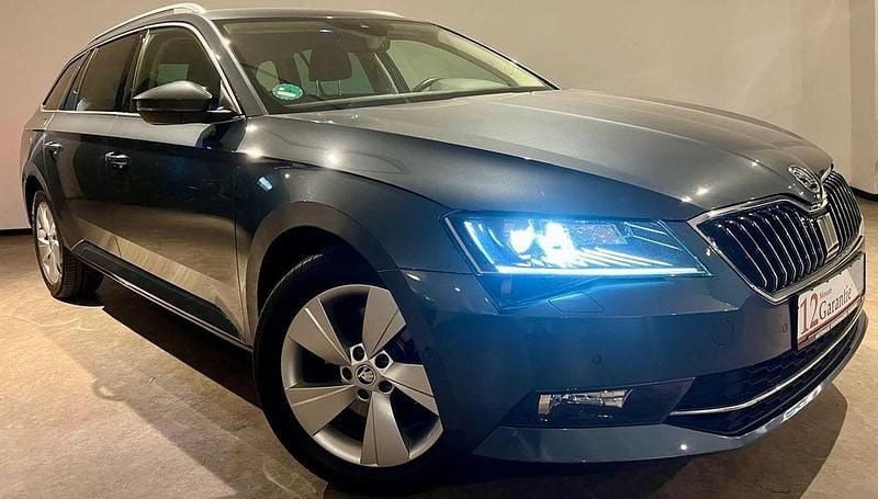Grau Gebraucht 2016 Skoda Superb Style Kombi | 15.790 € (Fairer Preis) - Bild 1/4