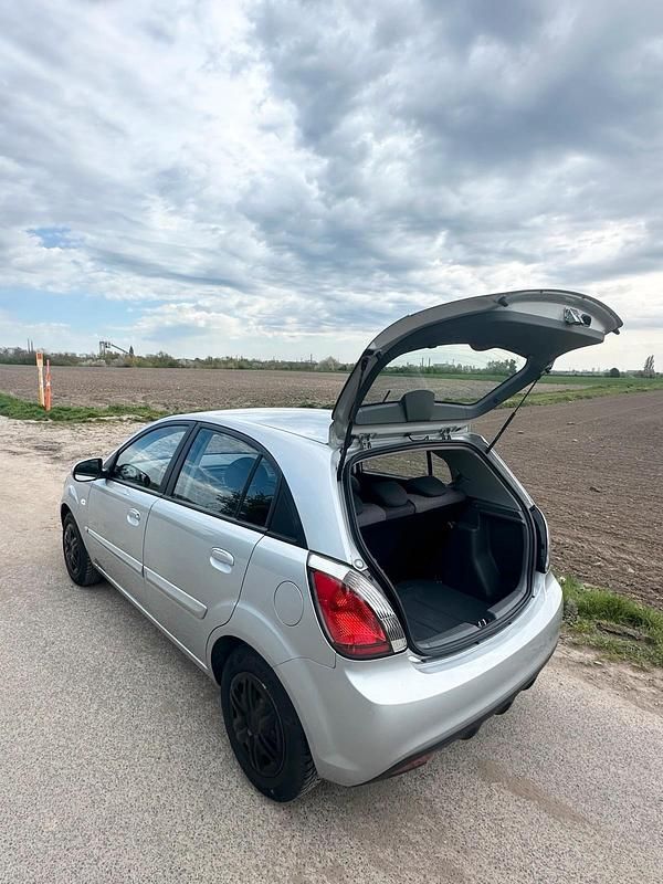 Gebraucht Kia Rio 97 PS (71 kW) 2011 Silber Kleinwagen