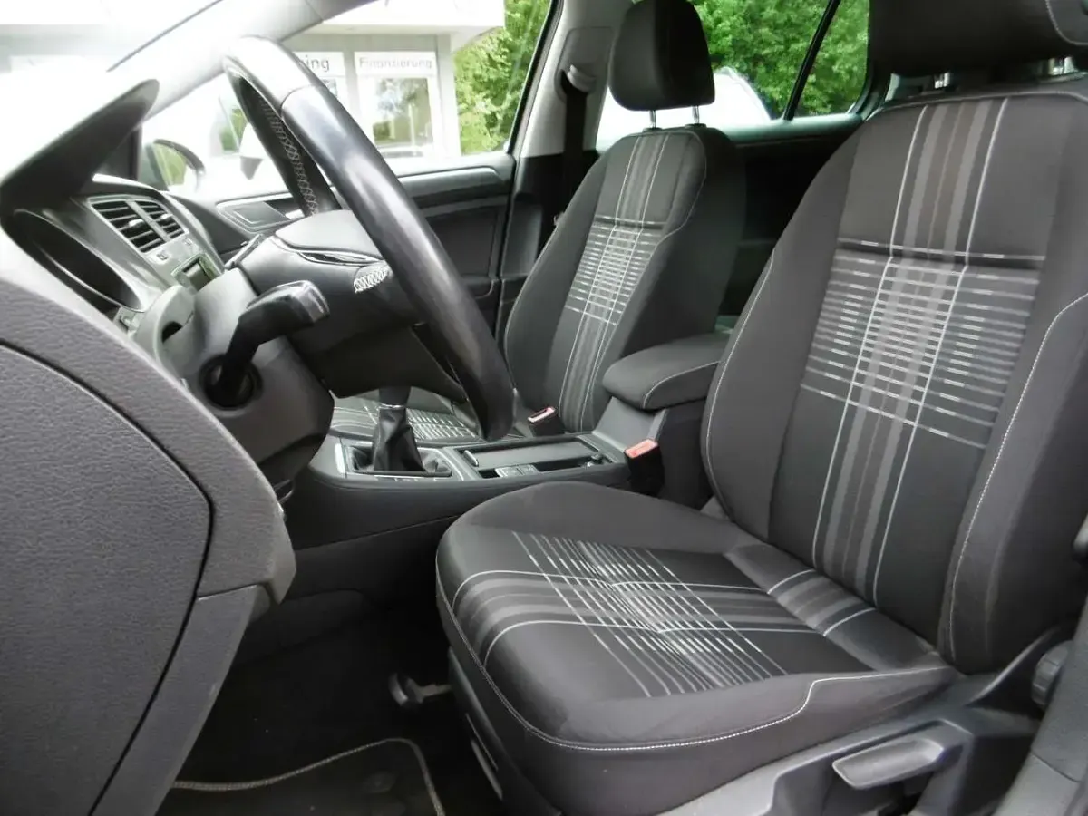 Gebraucht VW Golf VII LOUNGE 110 PS (80 kW) 2015 Limestone grey Limousine