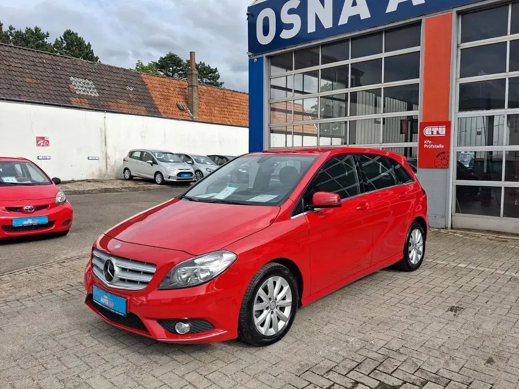 Gebraucht Mercedes B200 136 PS (100 kW) 2013 Rot Kleinwagen