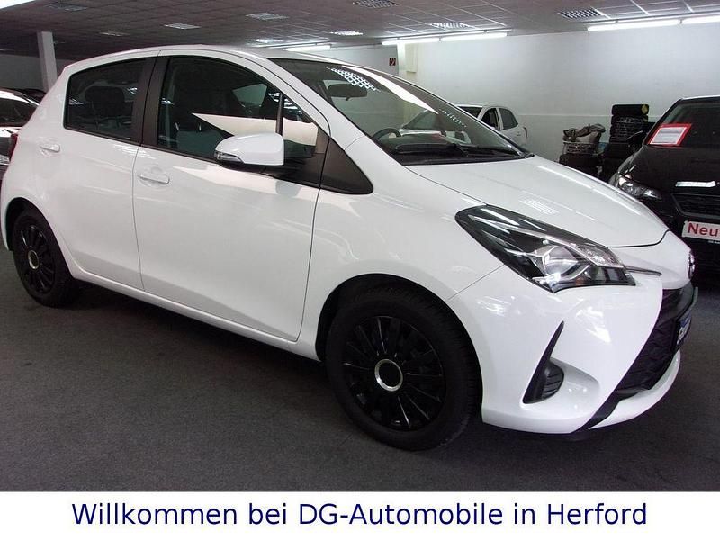 Weiß Gebraucht 2020 Toyota Yaris Comfort Limousine | 12.250 € (Fairer Preis) - Bild 1/4