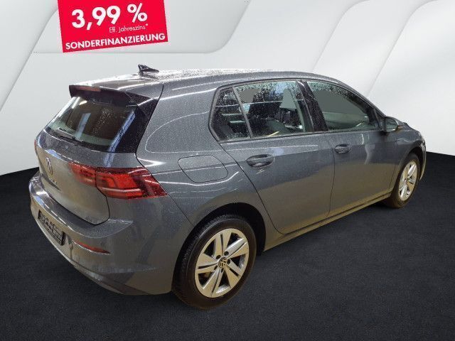 Gebraucht VW Golf VIII Life 116 PS (85 kW) 2024 Delfingrau metallic (metallic) Limousine