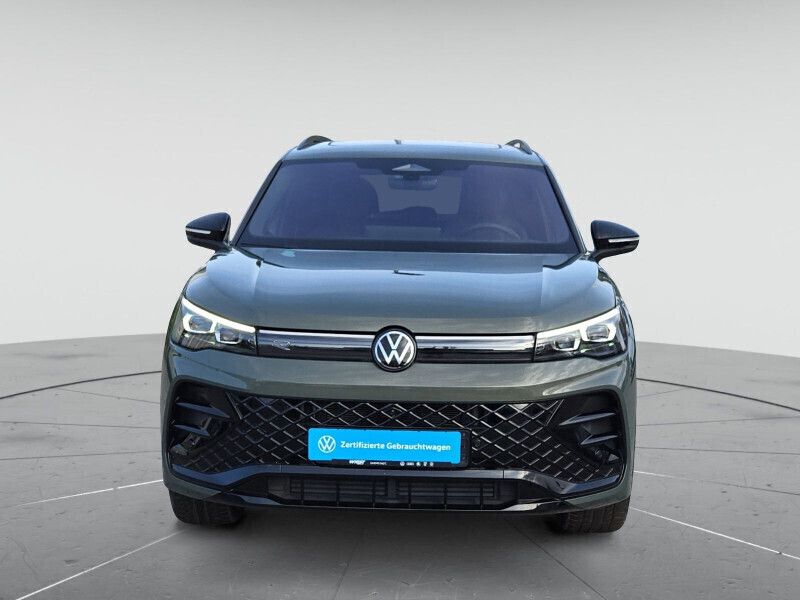 Cipressinogrün metallic Gebraucht 2024 VW Tiguan R-line SUV | 52.880 € (Guter Preis) - Bild 1/4
