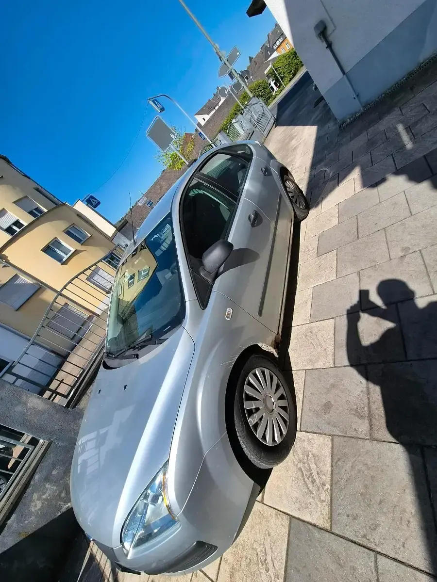 Używany Ford Focus 101 KM (74 kW) 2006 Srebrny Sedan/Limuzyna