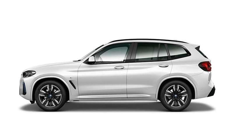 Gebraucht BMW iX3 Shadowline 210 kW (286 PS) 2023 Mineralweiß metallic SUV