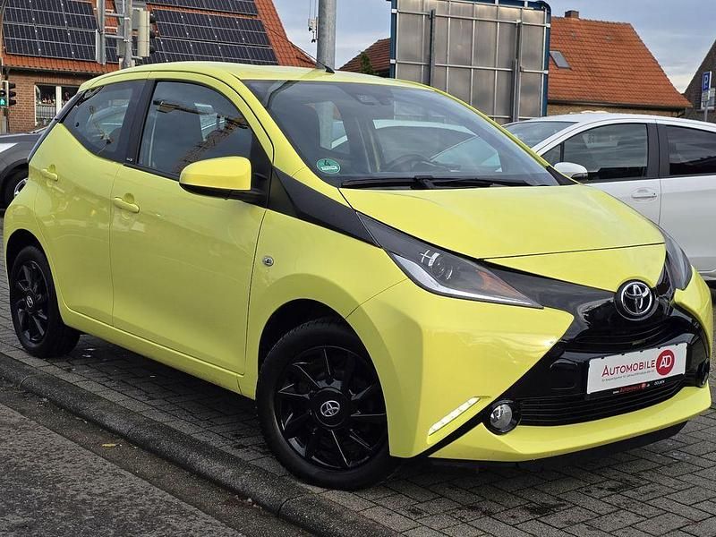 Gelb Gebraucht 2017 Toyota Aygo Edition-S Kleinwagen | 9.490 € (Fairer Preis) - Bild 1/3