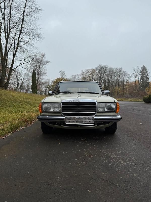 Gebraucht Mercedes E230 136 PS (100 kW) 1984 Grün Kombi