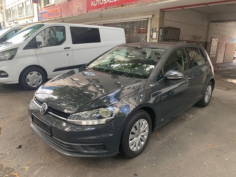 Grau Gebraucht 2018 VW Golf VII Trendline Limousine | 9.990 € (Guter Preis) - Bild 1/4