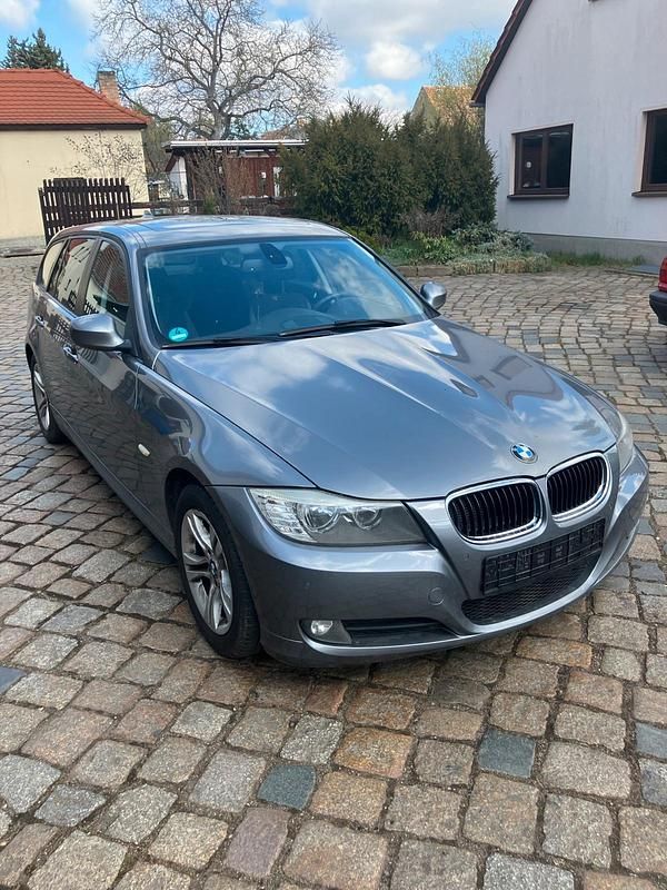 Gebraucht BMW 318 143 PS (105 kW) 2011 Grau Kombi