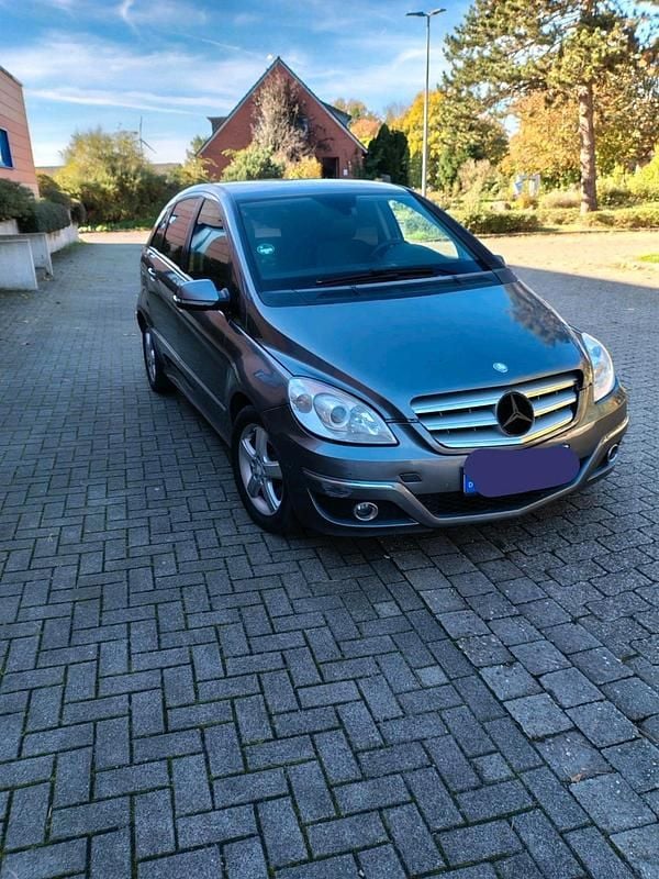 Grau Gebraucht 2008 Mercedes B180 Van / Kleinbus | 3.300 € (Fairer Preis) - Bild 1/4
