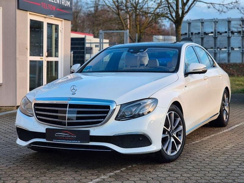 Weiß Gebraucht 2016 Mercedes E220 Exclusive Limousine | 25.950 € (Guter Preis) - Bild 1/4