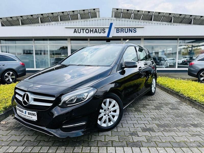 Schwarz Gebraucht 2018 Mercedes 180 Style Limousine | 20.770 € (Fairer Preis) - Bild 1/4