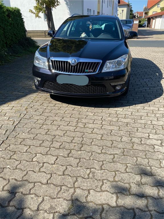 Schwarz Gebraucht 2011 Skoda Octavia RS Kombi | 8.300 € (Fairer Preis) - Bild 1/4