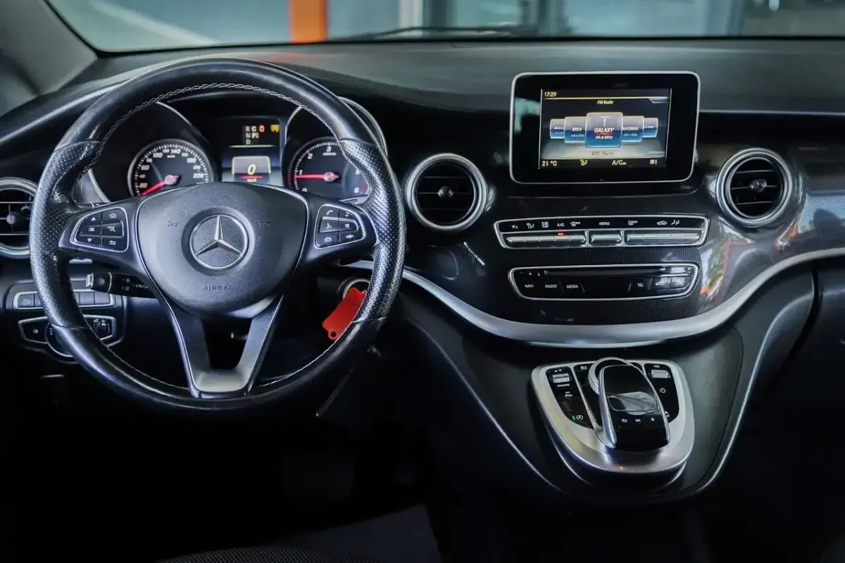 Gebraucht Mercedes V220 190 PS (139 kW) 2017 Cavansitblau metallic Van / Kleinbus