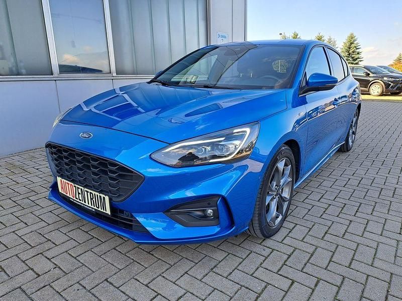 Blau Gebraucht 2021 Ford Focus ST-Line Limousine | 18.450 € (Fairer Preis) - Bild 1/4