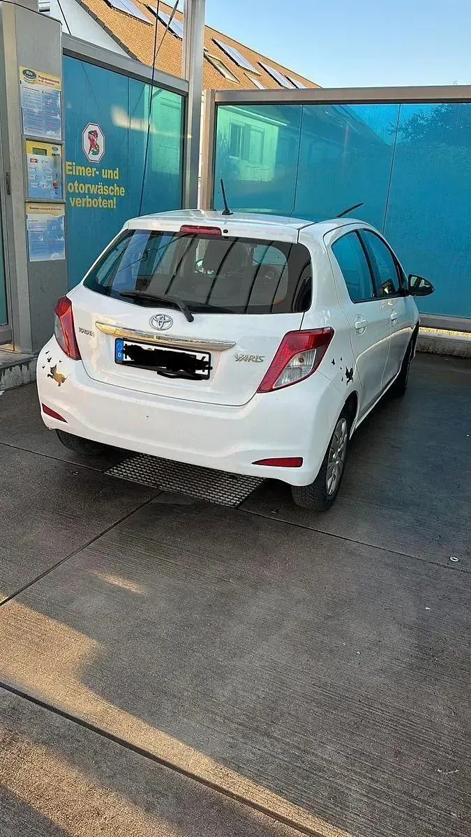 Gebraucht Toyota Yaris Club 101 PS (74 kW) 2011 Weiß Kleinwagen