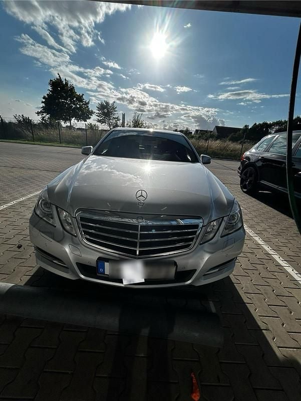 Silber Gebraucht 2011 Mercedes E220 Limousine | 12.700 € (Fairer Preis) - Bild 1/4