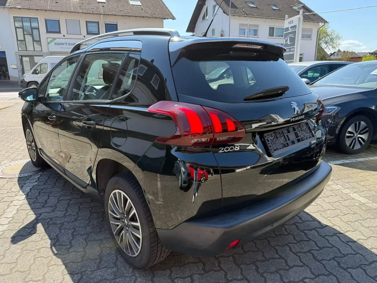 Second-hand Peugeot 2008 Active 110 CP (80 kW) 2017 Negru SUV
