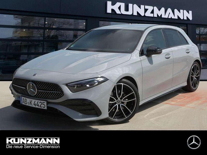 Manufaktur alpingrau uni Gebraucht 2025 Mercedes A180 AMG Limousine | 30.439 € (Guter Preis) - Bild 1/4