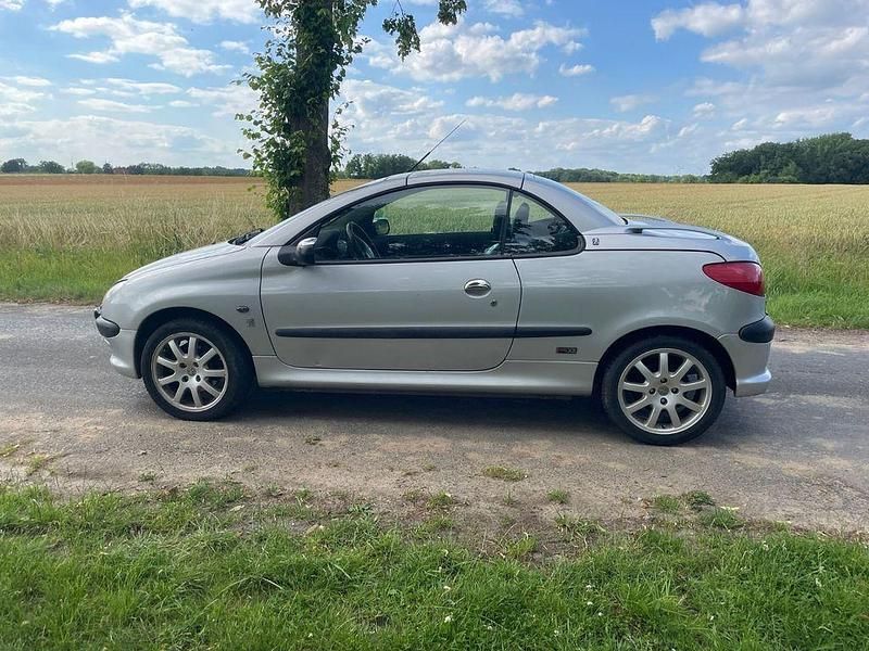 Silber Gebraucht 2002 Peugeot 206 CC Cabrio | 2.700 € (Teuer) - Bild 1/4