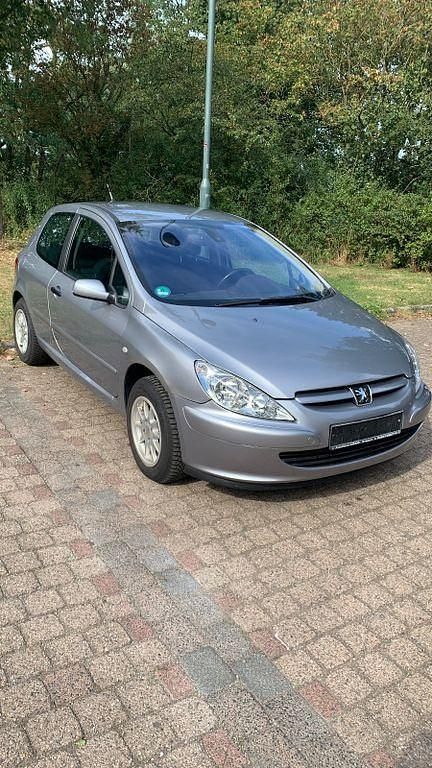 Grau Gebraucht 2004 Peugeot 307 Quiksilver Coupé | 2.350 € (Fairer Preis) - Bild 1/4