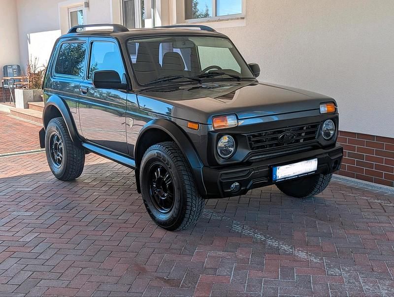 Grau Gebraucht 2019 Lada niva SUV | 21.000 € (Teuer) - Bild 1/4