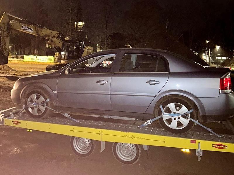 Schwarz Gebraucht 2004 Opel Vectra Elegance Limousine | 2.200 € (Fairer Preis) - Bild 1/3