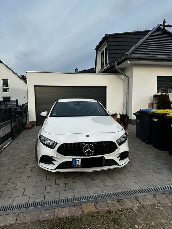 Weiß Gebraucht 2018 Mercedes A200 Kleinwagen | 23.800 € (Teuer) - Bild 1/4