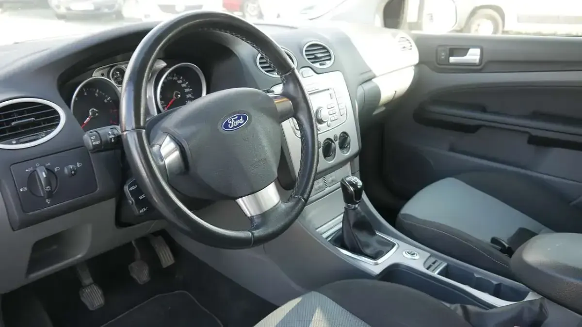 Gebraucht Ford Focus 116 PS (85 kW) 2009 Polarsilber metallic Kleinwagen
