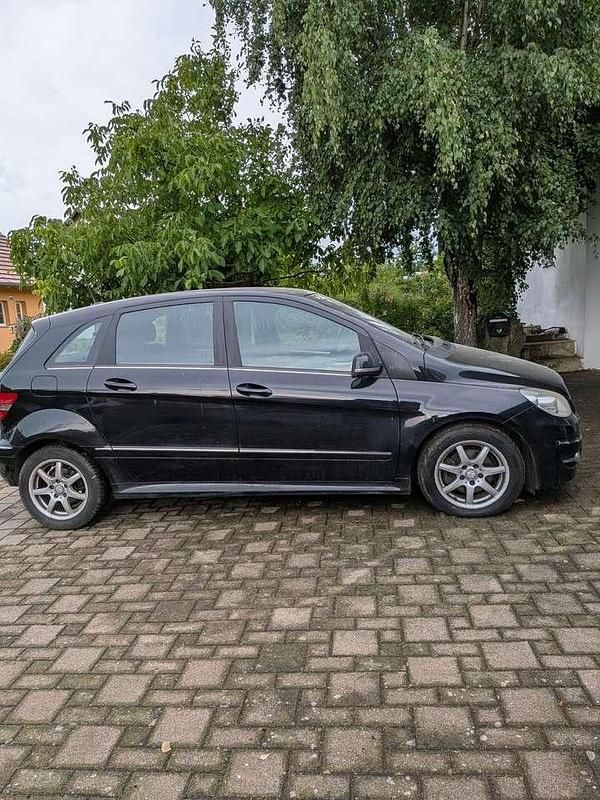 Schwarz Gebraucht 2011 Mercedes B200 Van / Kleinbus | 5.990 € (Fairer Preis) - Bild 1/4
