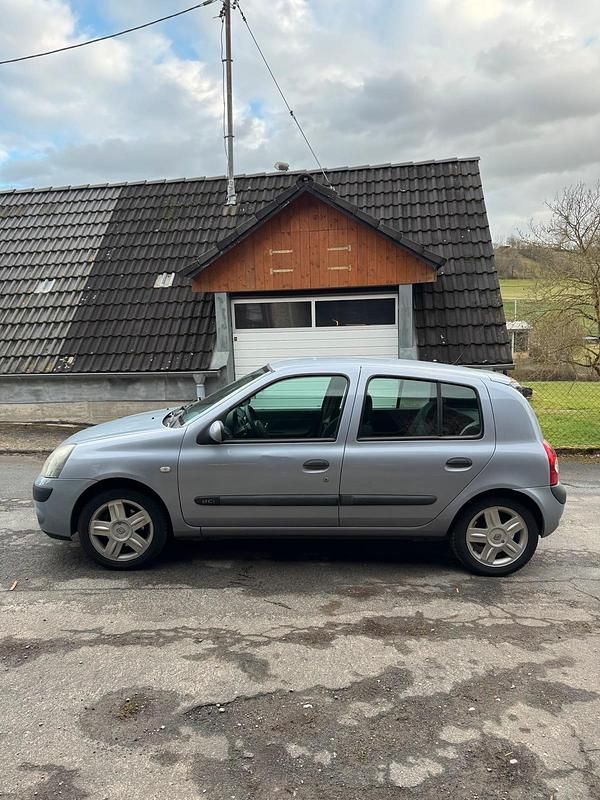 Gebraucht Renault Clio II 82 PS (60 kW) 2004 Silber Kleinwagen