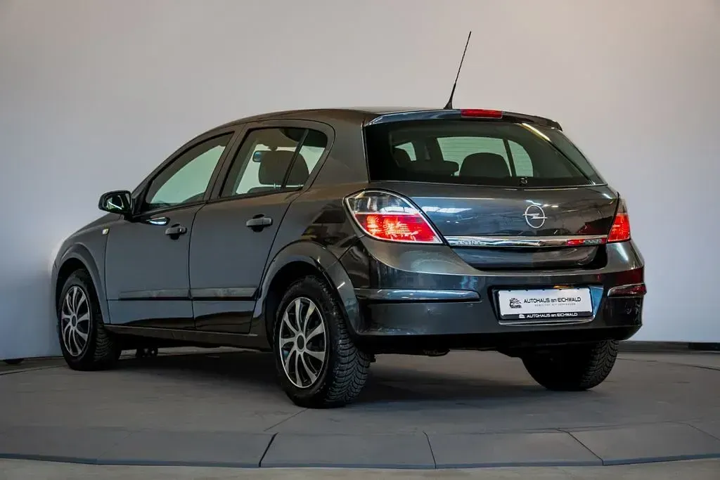 Używany Opel Astra Selection 90 KM (66 kW) 2009 Szary Sedan/Limuzyna